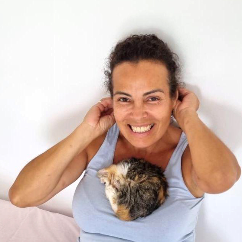 partially blind cat, Alyssa Kopp and her mother, Mary Gomes Kopp, Greek island of Crete, Rescuers, diemiezwohnung, cats.of.lefka.ori_, Chania, Aegean Airlines, Athens, CNN, search for missing cat, happy together